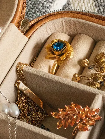 DES BIJOUX VINTAGE QUI RACONTENT UNE HISTOIRE